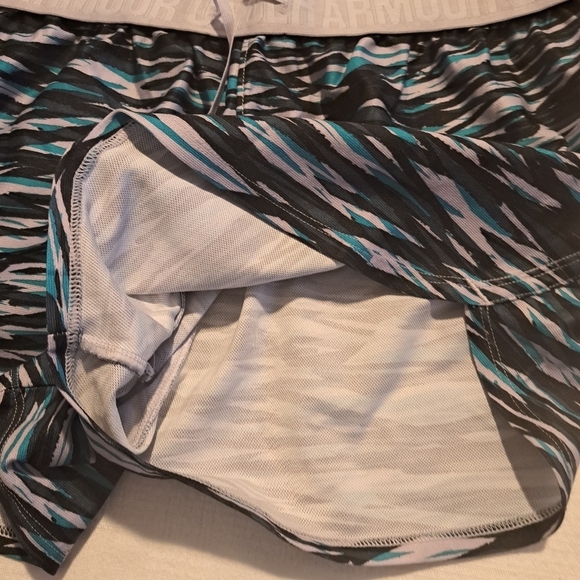 Under Armour size Medium shorts without liners, VGUC - Picture 2 of 4